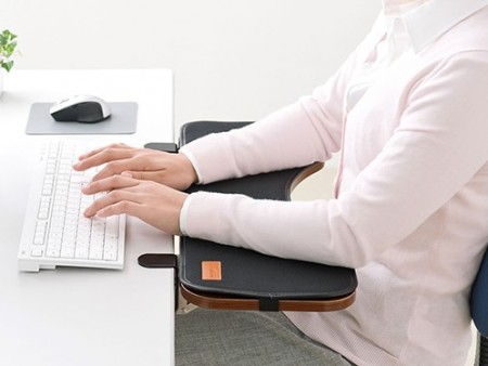 未使用時は折りたたんで収納できる、クランプ式大型アームレストがイーサプライから