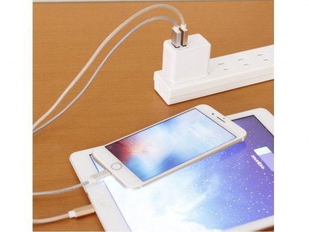 売価999円の3.4A出力対応2ポートUSB急速充電器が上海問屋から