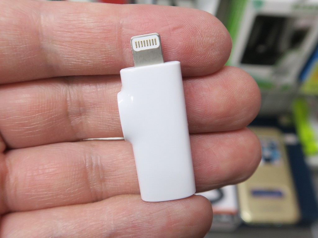 microUSB-earphone_1024x768a.jpg
