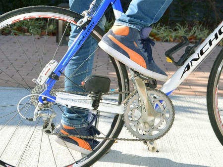 自転車を漕ぐ力でスマホが充電できる、サンコー「チェーン式自転車USBダイナモチャージャー」発売