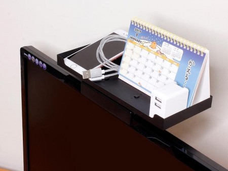 ディスプレイやテレビの上に小物が置ける、載せるだけの「モニター固定用収納トレイ」が上海問屋から