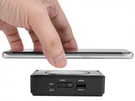 外出先でも“置くだけ充電”できる、SilverStoneのQi対応モバイルバッテリー「SST-QIB052」今週発売