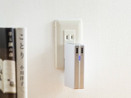 コンセントから直接充電できるAC充電器一体型モバイルバッテリーがサンワダイレクトから