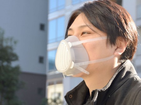 PM2.5どころかPM0.3を抑える、充電式花粉ブロッカー「呼吸らくちんマスク」がサンコーから