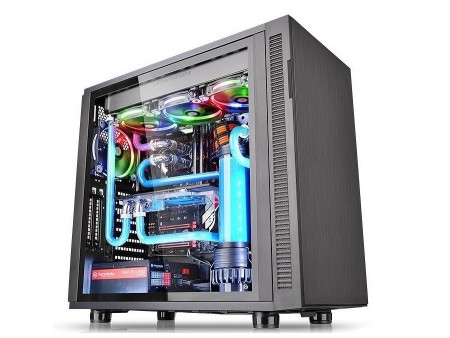 人気の窒息系ミドルタワー、Thermaltake「Suppressor F31」に強化ガラス仕様の新モデル登場