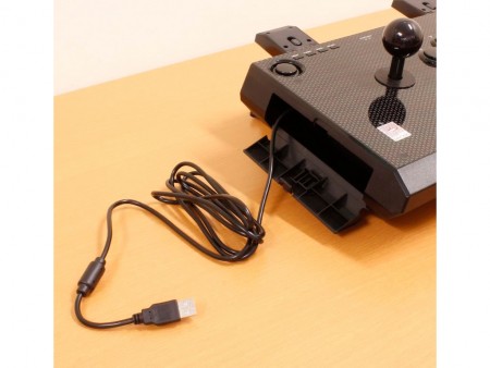 机に挟んで固定できる、上海問屋「クランプ固定式 USBアーケード