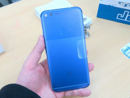 アメリカ限定、Google最新スマホ「Pixel XL」に鮮やか“Really Blue