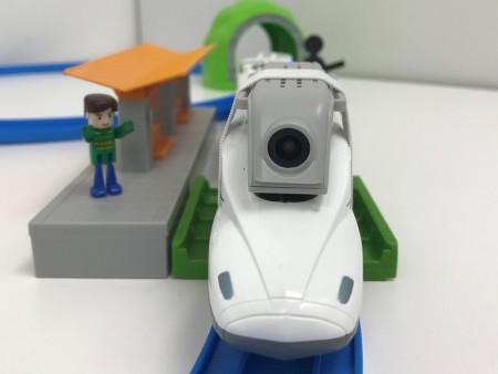 走るオモチャの目線で撮影できる、Wi-Fi対応の小型アクションカメラ「コミカム」が上海問屋から