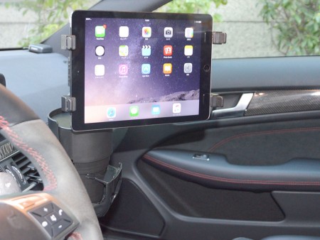 ドリンクホルダーを利用して設置する、サンコー「タブレットが固定できる車載ドリンクホルダーマウント」