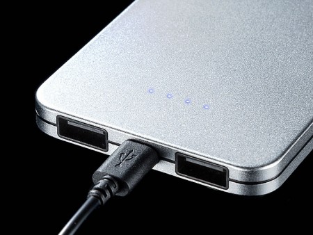SSDにちょっと似ている容量5,000mAhのアルミボディ採用モバイルバッテリー