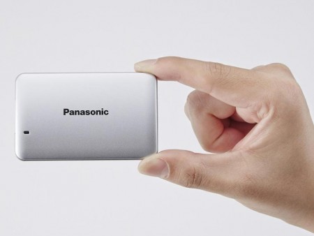 単三乾電池とほぼ同じ。重さ25gの小型・軽量ポータブルSSDがパナソニックから