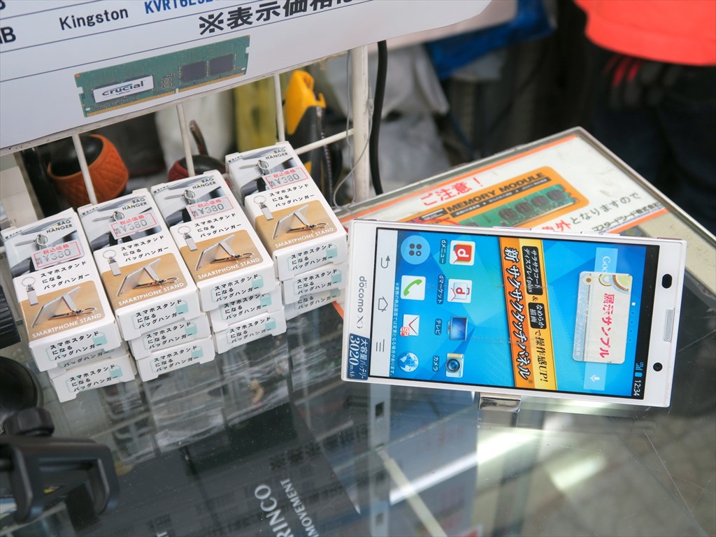 スマホスタンドになるバッグハンガー