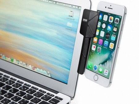iPhoneとMacBookを合体させる、ディスプレイ取り付け型のスマホクリップが発売に
