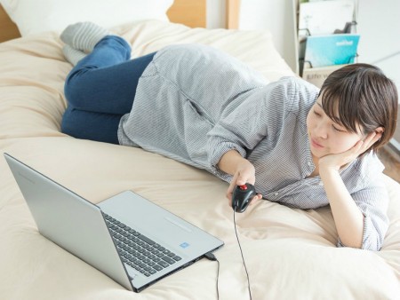ごろ寝スタイルで使えるドラックボールマウス、サンワダイレクト「400-MA083」
