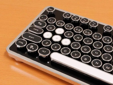 愛用のキーボードをタイプライター風に変身させる「交換用キートップ」が上海問屋から発売