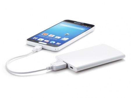 スマホと重ね持ちできる薄型モバイルバッテリーがサンワサプライから