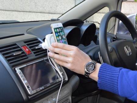 iPhoneをワイヤレス充電。カーエアコンに設置できるマグネット式車載ホルダーがサンコーから