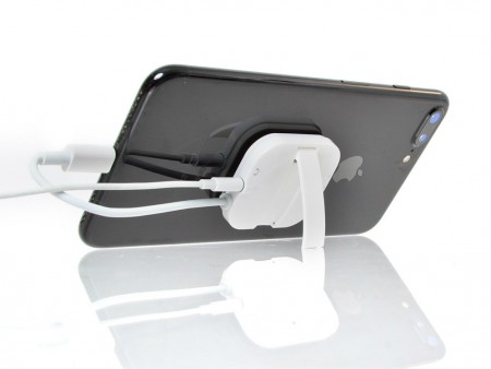 iPhoneとペタリ合体。スタンドにもなるLightningイヤホンジャックがサンコーから