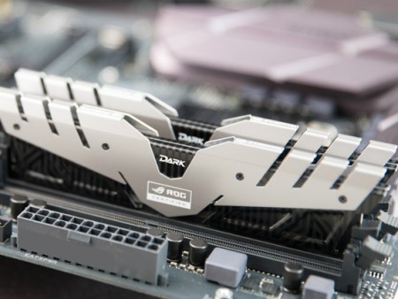 Samsung選別チップ採用のROG認証DDR4メモリ、Team「DARK ROG DDR4」シリーズ