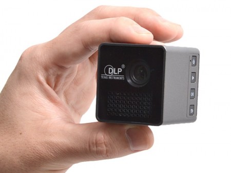 ケーブル不要。どこでも使える充電式Cube型ポータブルプロジェクターがサンコーから