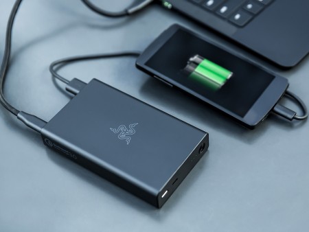 ゲーミングノート「Razer Blade Stealth」との”連携”で駆動時間を15時間以上延長できるパワーバンク