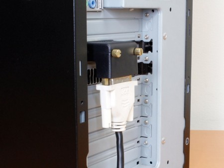端子の負担軽減＆省スペース化に便利。DVI＆D-SubのL字アダプタが上海問屋から