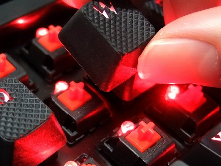 チェッカリング加工のラバー仕様に変身する、Cherry軸対応の交換用キーキャップがビット・トレード・ワンから