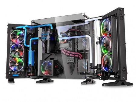 翼のように広がる拡張シャシー搭載のフルタワーオープンフレームケース、Thermaltake「Core P7 TG」