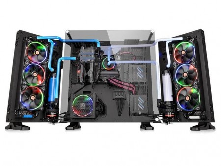 翼のように広がる拡張シャシー搭載のフルタワーオープンフレームケース、Thermaltake「Core P7 TG」