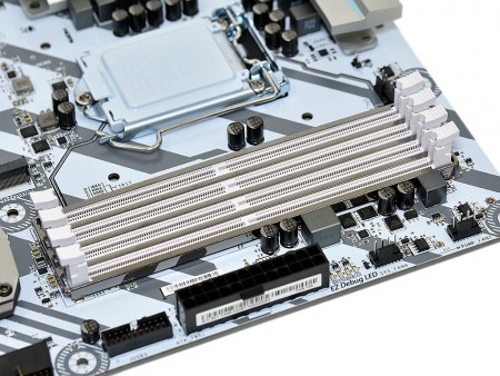 プロゲーミングチームが認めたホワイト迷彩マザー、MSI「H270 TOMAHAWK