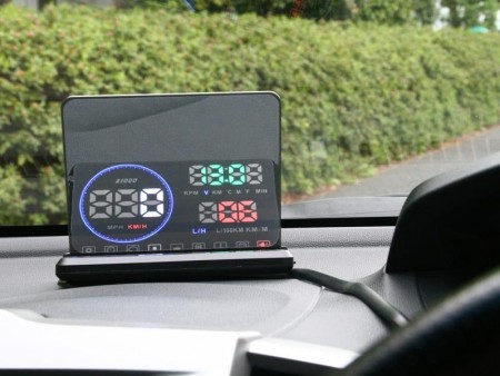 スピードや回転数を表示できるOBD2対応ヘッドアップディスプレイが上海問屋から