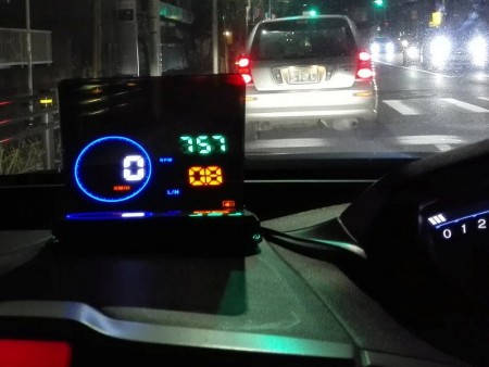 スピードや回転数を表示できるOBD2対応ヘッドアップディスプレイが上海問屋から