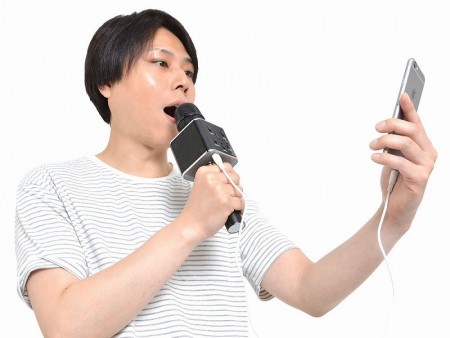 スマホに繋ぐだけで使える「スマホでどこでもカラオケマイク」がサンコーから