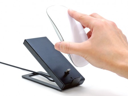 「MagicMouse2」の逆さま充電スタイルを解消する専用スタンドがアーキサイトから