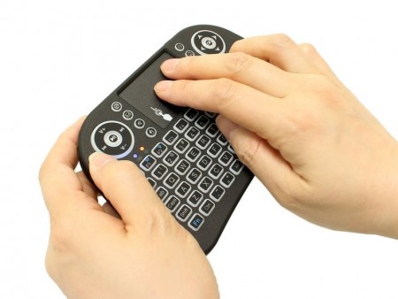 タッチパッドも標準装備。コントローラ型ワイヤレスミニキーボードが上海問屋から発売
