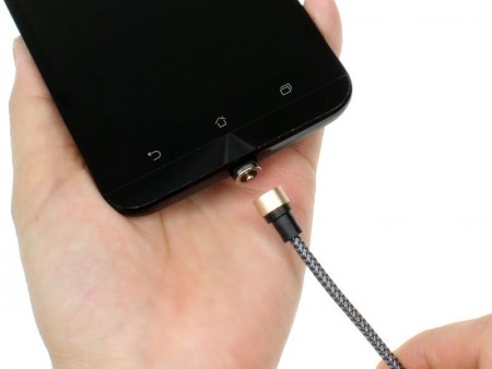 どの向きでもガチャッと噛み合う、丸型コネクタのマグネット充電ケーブルが上海問屋から
