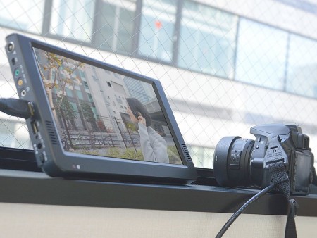 メディアプレーヤーにもなるバッテリー内蔵モバイル液晶ディスプレイがサンコーから