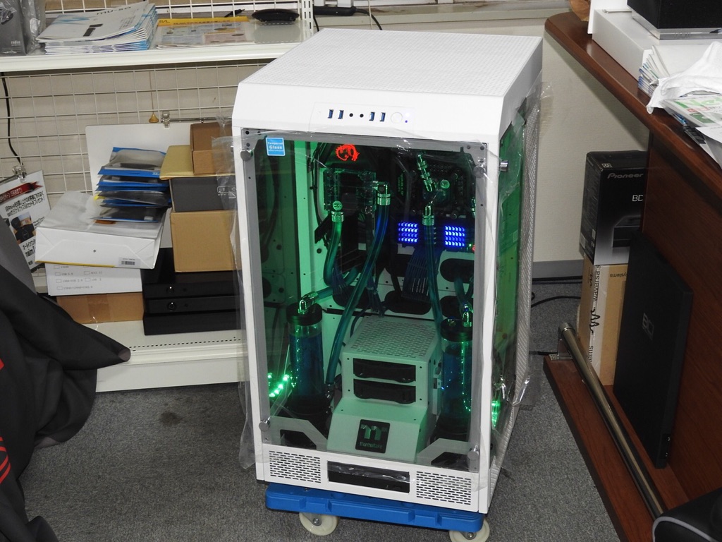 85万円？安いネ、もらおうか。「The Tower 900」ベースの光る巨大水冷 