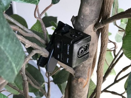 イタズラ対策の防犯アイテム。指先でつまめるサイコロ型の超小型カメラが上海問屋から