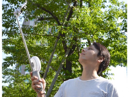 「モバイルバッテリと扇風機がついた自撮り棒」という合わせ技がサンコーから