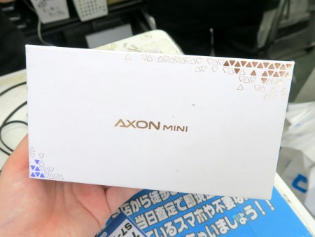 ZTE「AXON mini」