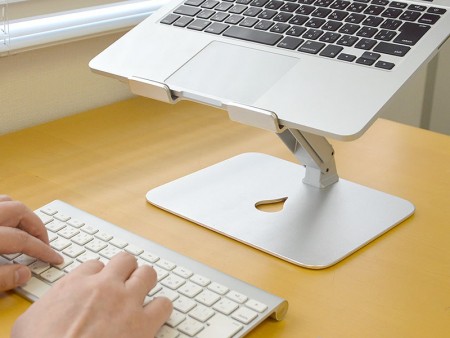 見た目も重視したい人にお勧めの艶消しアルミノートPCスタンドがサンコーから