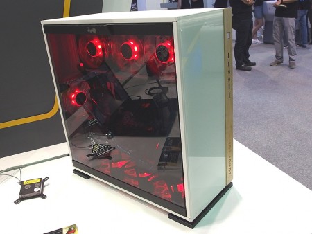 COMPUTEX】ミドルタワーのバリエーションモデル「305」にも「木」を