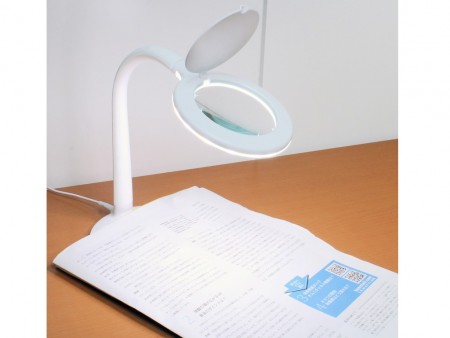 読書や細かい作業が楽になる、フレキシブルアーム式のLED拡大鏡が上海問屋から
