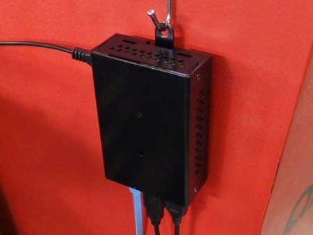 長尾製作所、フック固定や壁掛けもできるハイブリッド素材の「Raspberry Pi」用ケース近日発売