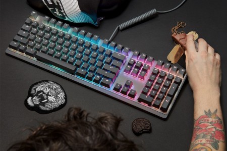 全3色のカラフルな交換用キーキャップが用意される、RGB LEDメカニカルキーボード、Mionix「Wei」