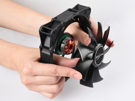 ENERMAXのホコリを取り除く「DFR」ファンに、3,500rpmの高風量モデル「D.F.STORM」登場