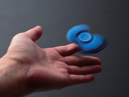 トリックプレイも楽しめる高速回転「ハンドスピナー」エレコムから～材質とブレードの違う計4シリーズ～