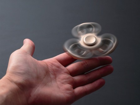トリックプレイも楽しめる高速回転「ハンドスピナー」エレコムから～材質とブレードの違う計4シリーズ～