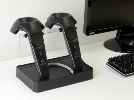 上海問屋、スマートにディスプレイ＆充電できる「VIVE」コントローラー用スタンド発売中